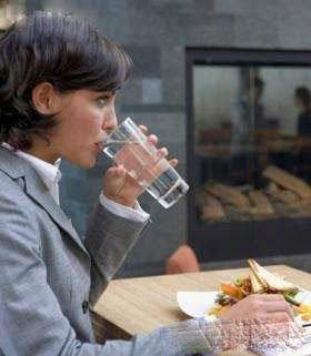 吃饭的时候喜欢喝水会对身体有害吗